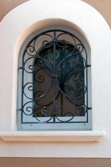 Аркова решетка на прозореца