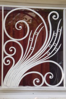 Бяла решетка на прозореца