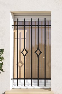 Черна решетка на прозореца