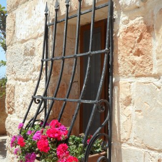 Прозоречна решетка с вдлъбнатина за цветя