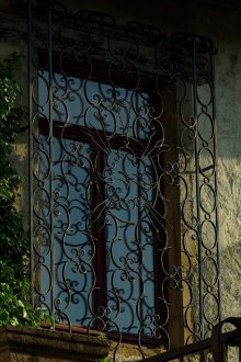 Извита решетка на прозореца