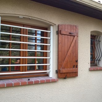 Хоризонтална решетка на прозореца