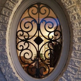 Овална решетка на прозореца