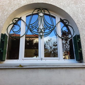 Решетка на половин прозорец