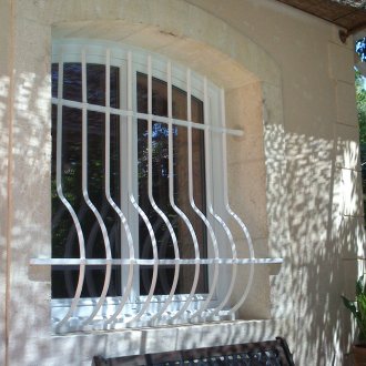 Прозоречна решетка в елегантен дизайн