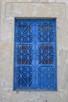 Прозоречна решетка в син цвят