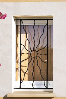 Тясна решетка на прозореца