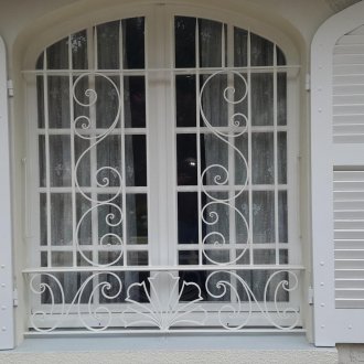 Мортис на прозореца