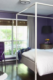 Комбинацията от лилави цветя в спалнята