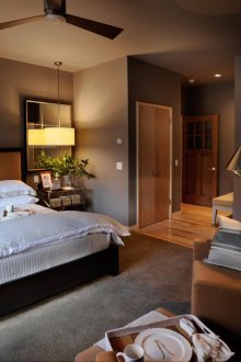 Комбинацията от тъмни нюанси в интериора