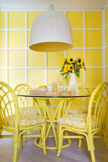 Бял и жълт интериор