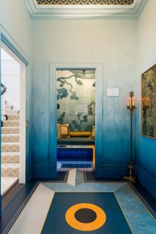 Син и златен интериор