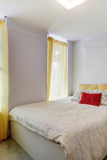 좁은 창문이 있는 침실 14제곱미터