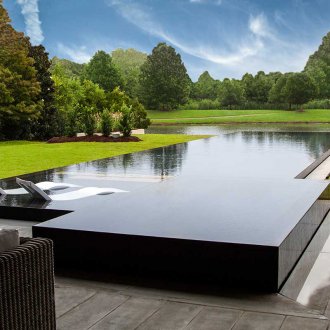 Басейнът е черен