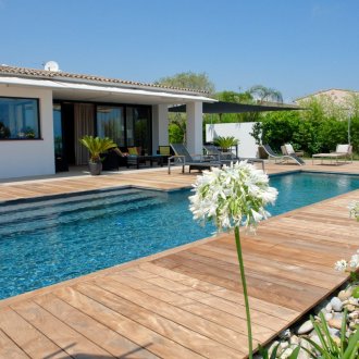 Дървен басейн на палубата