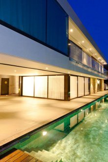 Басейнът е дълъг