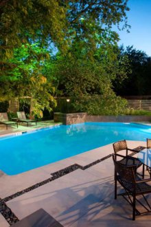 Басейн в двора на къщата