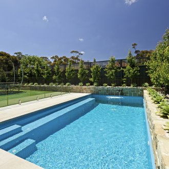 Басейн с каменни страни