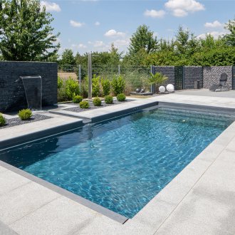 Басейнът е правоъгълен