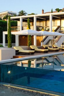 Басейн със стъклени страни