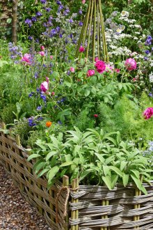 Цветно легло с плетени страни в страната