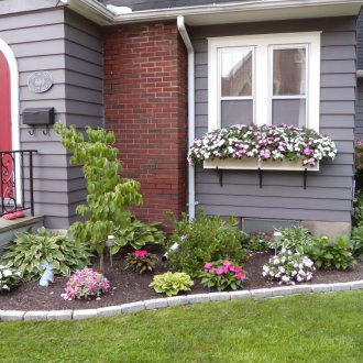 Цветно легло около къщата в страната