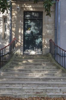 Веранда с бетонно стълбище