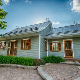 Цветно легло на входа на къщата