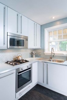 금속 타일이 있는 주방 7제곱미터