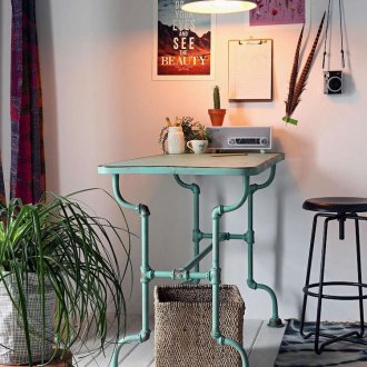 로프트 테이블이 있는 7제곱미터 주방