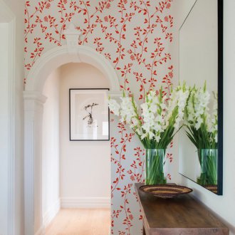 Тапет с червен флорален модел