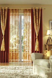 Red, golden curtains and tulle in the living room.