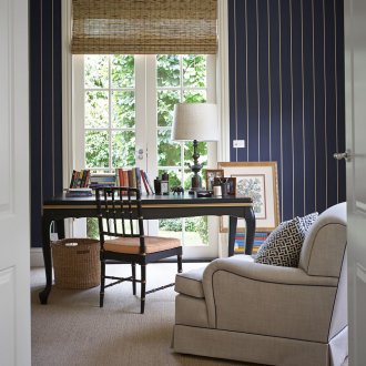 Тъмни райета тапети в интериора