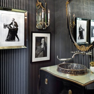 Раиран тапет в банята