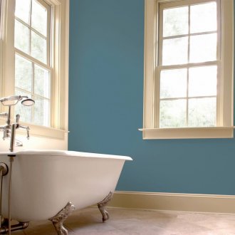 Wandmalerei im Badezimmer mit Latexfarbe