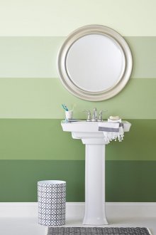 Gestreifte bemalte Wand im Badezimmer
