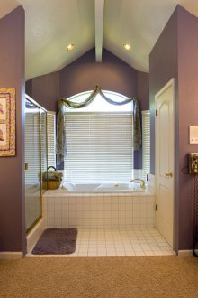Bemalte Wände im Badezimmer im provenzalischen Stil