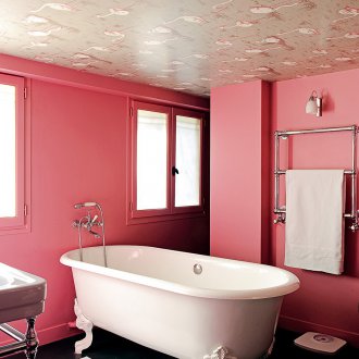 Streichen Sie die Wände im Badezimmer in Pink