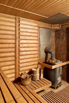 Интериорът на банята от дървен материал