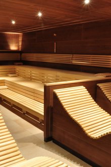 Интериорът на банята с шезлонг