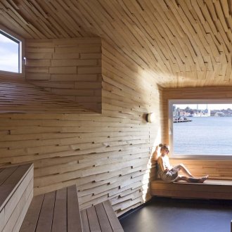 Интериор на баня с прозорец