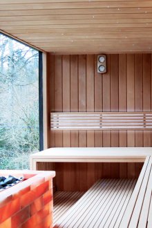 Интериорът на банята с панорамен прозорец