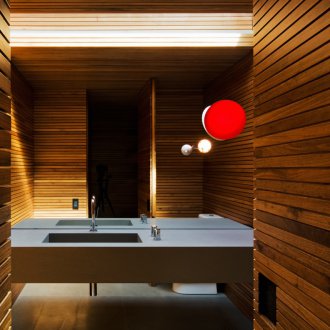 Интериорът на банята от облицовката