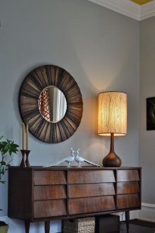 Кафяви дървени мебели