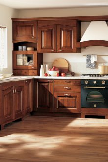 Кафяви мебели от масивно дърво за кухнята