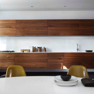 Минималистични кафяви мебели