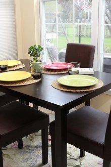 Кафява маса за хранене