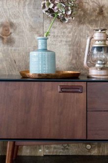 Кафява нощна шкафка в ретро стил