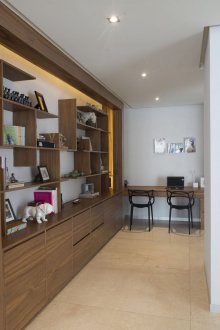 Кафява стена в хола