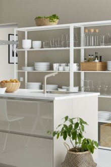 Бели рафтове в кухнята